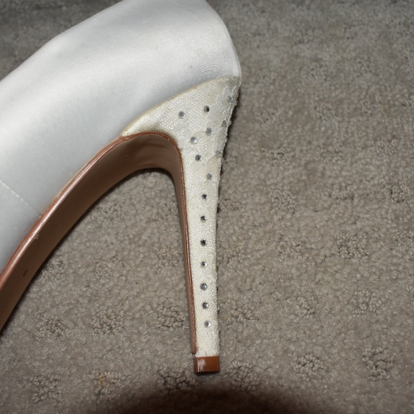 White Lacy Wedding Heels size 9 - Picture 3 of 5